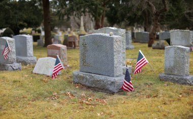 Mezarlıkta Amerikan bayrakları