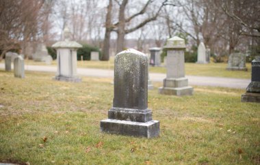 Mezarlıktaki eski taş mezar.