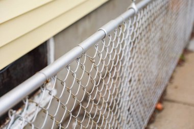 Beyaz zincirli metal çit