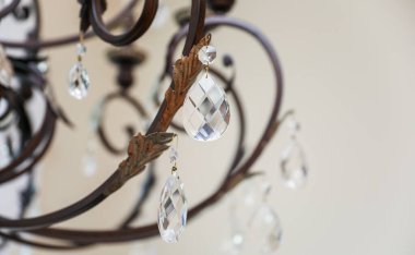 Tavanda avize olan cam kristal avize.