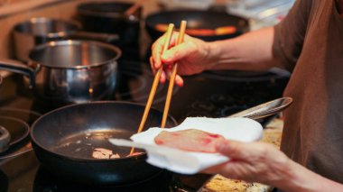 Mutfakta aşçı kadın. yemek pişirme süreci