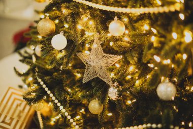 Oyuncak ve arka planda ışıklarla süslenmiş Noel ağacı