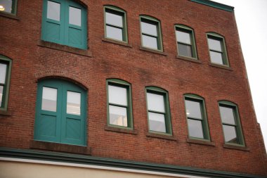 Panjurlu tuğla bina pencereleri