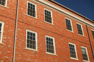 Windows ile tuğla bina