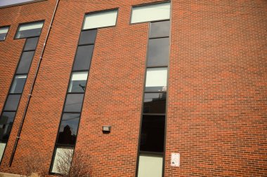 tuğla duvarlı bir binanın pencereleri