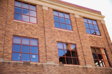 Pencereli kırmızı binalardan oluşan tuğla duvar