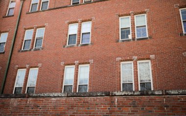 Şehirdeki tuğla bina