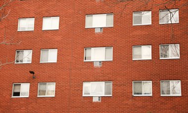 Kışın bir apartmanın pencereleri.