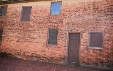 Pencereli ve duvarlı tarihi tuğla duvar