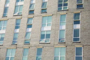 Modern bir binanın cephesi.