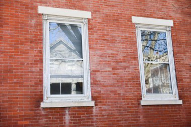 Beyaz duvarlı eski tuğla pencereler.