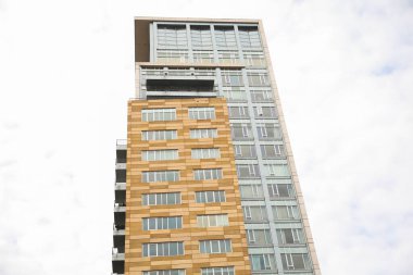 Mavi gökyüzü olan modern bina