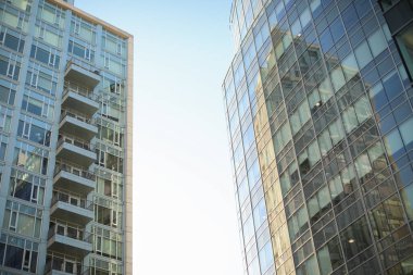 Mavi camlı bir günde modern apartman binaları. Modern bir apartmanın ön cephesi