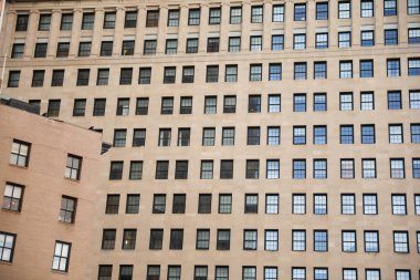 New York City - ABD - Mart 2016: Pencereleri sokakta olan yeni bina