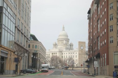 Boston, Massachusetts. Nisan 2016. Cadde ve Boston 'daki binalar. Büyük ve kalabalık bir şehirdir.