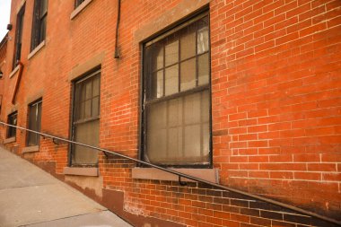 New York 'taki eski bir tuğla merdivenin dikey görüntüsü.