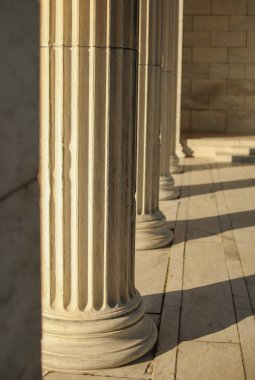 Eski binadaki mermer sütunlar