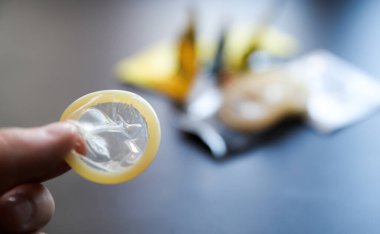 kadın elini tutarak prezervatifi