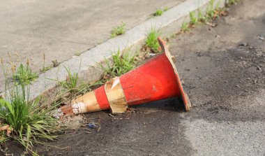 Yoldaki kırmızı bir trafik konisi