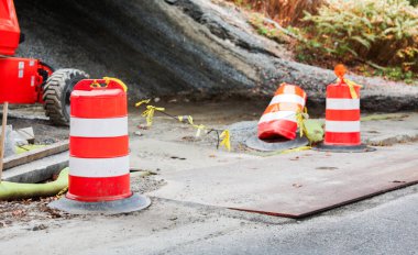 Kırmızı konili yol inşaatı