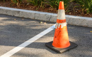 Trafik konisi ve trafik konisi yolda