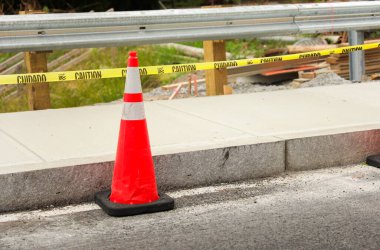 Uyarı yolu olan bir inşaat alanı