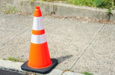 Yoldaki sarı trafik konisi