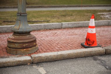 Arka planda beyaz işareti olan kırmızı trafik konisi