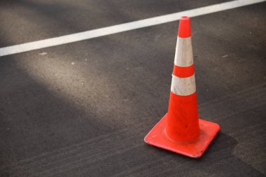 Kırmızı konili yol konisi