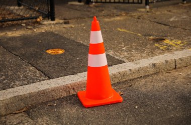 Kırmızı turuncu koni yolda..