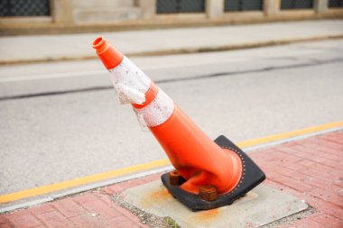 Şehrin caddesinde sarı ve kırmızı yol konisi, trafik ışığı