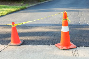 Yoldaki sarı trafik konileri. Trafik konileri yolda. Sokakta trafik konileri.