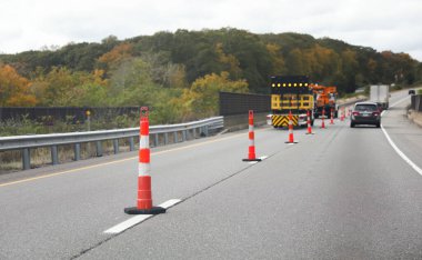 Yol işaretleri bir karayolu üzerinde