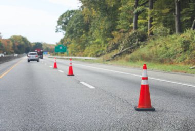 Otobanın ortasında kırmızı trafik konisi