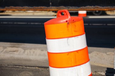 Beyaz arka planda trafik konisi, güvenlik işaretleri