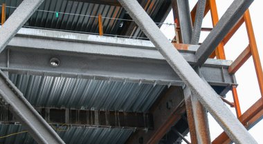 Vinçli ve metalli inşaat alanı