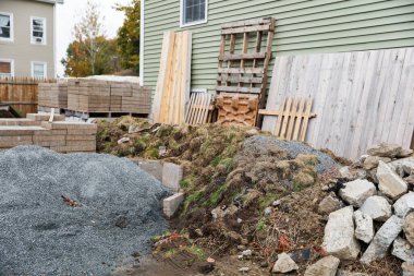 İnşaat alanında çakıl yığını.