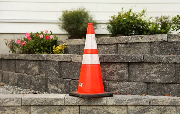 Sarı yol konisi ve kırmızı trafik konisi