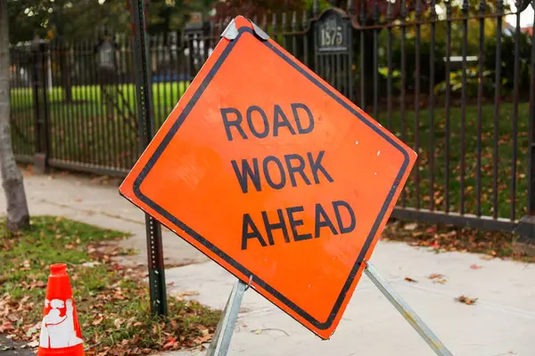 Şehirde inşaat işi, yolda bir tabela.