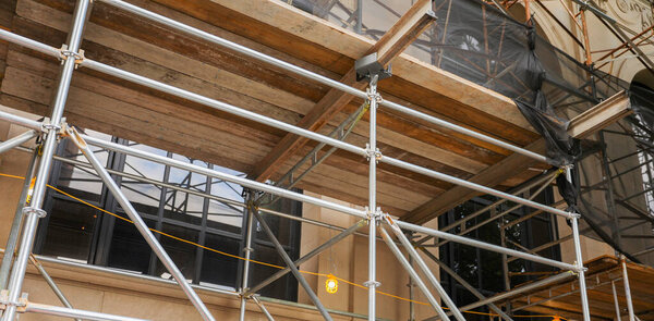 леса и леса на строительной стене многоквартирного дома