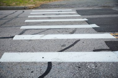 Zebra çizgili yaya geçidi.