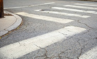 Beyaz çizgili ve çizgili cadde.
