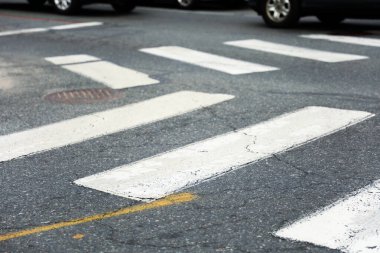Yoldaki beyaz trafik işareti