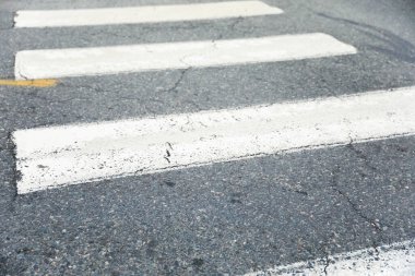 Asfalt yüzeyinde yol işaretleri, yakın plan