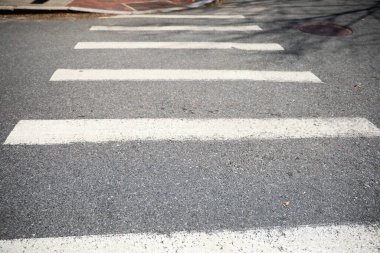 Zebra işareti, zebra geçidi, karşıya geçme, cadde, şehir sokağı.