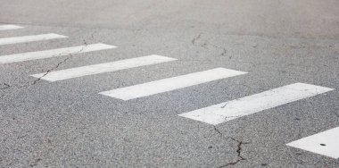İşaretleme çizgileri ve çizgileri olan boş beyaz asfalt yolu