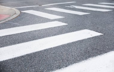 Beyaz çizgili beyaz asfalt kaldırım