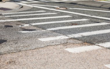 Sokakta beyaz işaretli yol işaretleri