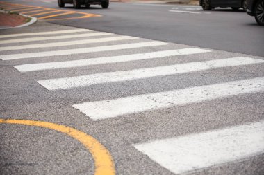 Asfalt caddesinde yaya geçidi