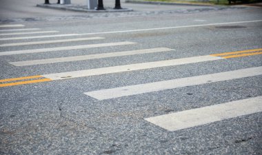 Şehir caddesinde yol ayrımı